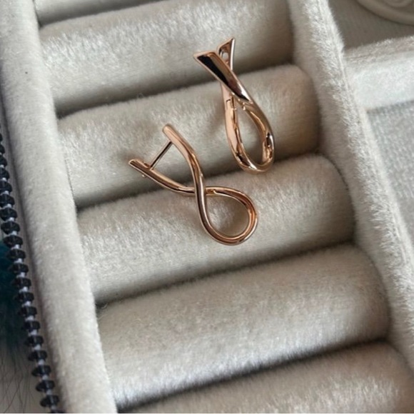 Geometric Spiral Earrings | 18K Gold Plated | Luxury Hypoallergenic Jewelry - Picture 3 of 8